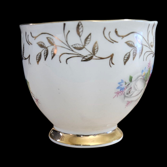 Queen Anne Bone China Teacup Red White Roses Gold Trim England - Picture 5 of 7